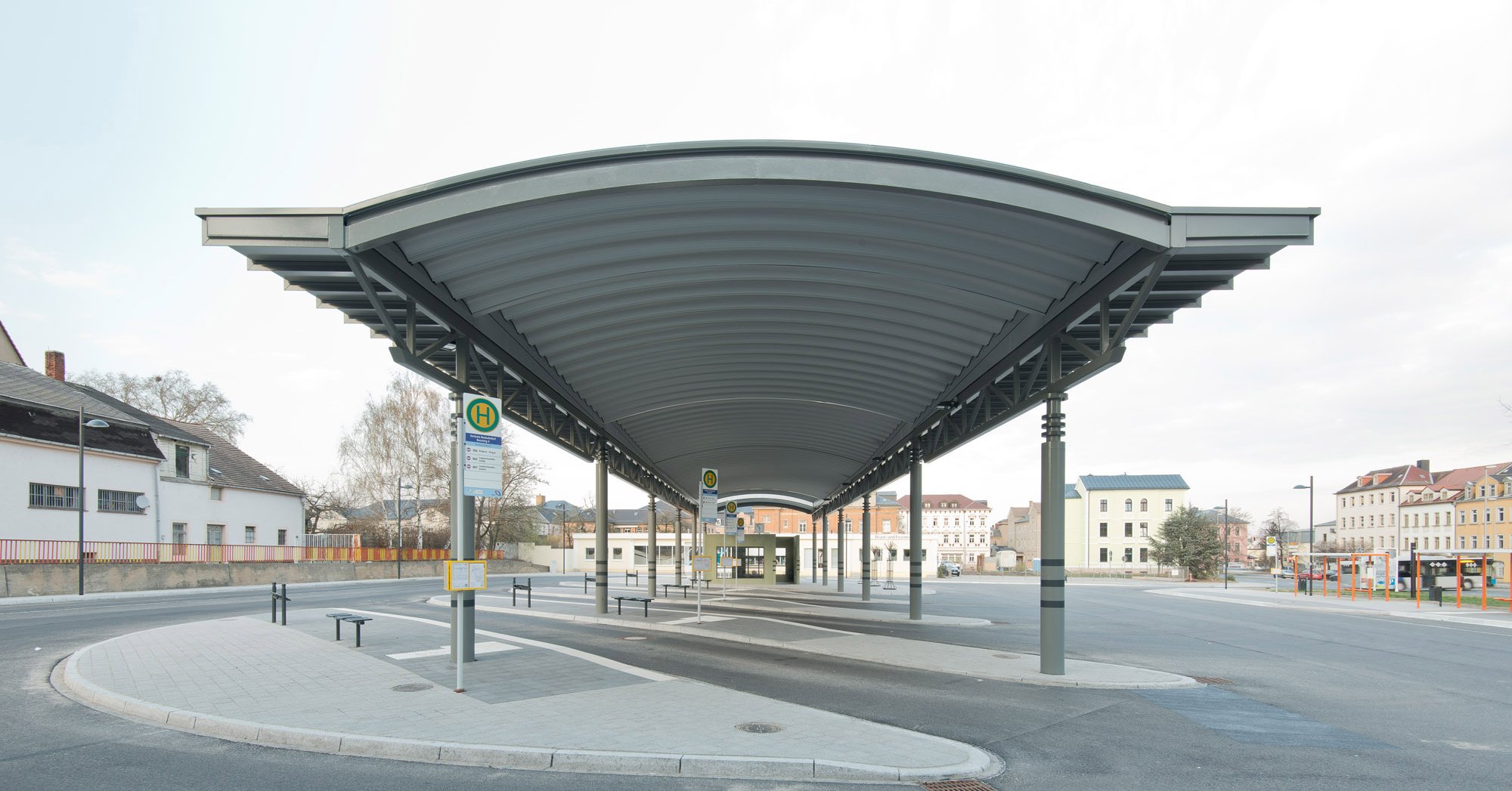 Bahnhof Oschitz Freiflächenüberdachung Bogendach Referenzen Peneder